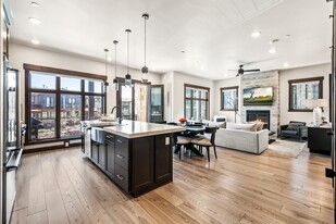 Building Photo - 3751 Blackstone Dr