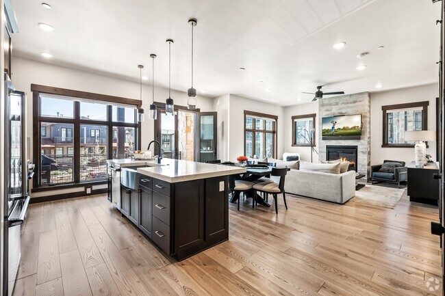 Building Photo - 3751 Blackstone Dr