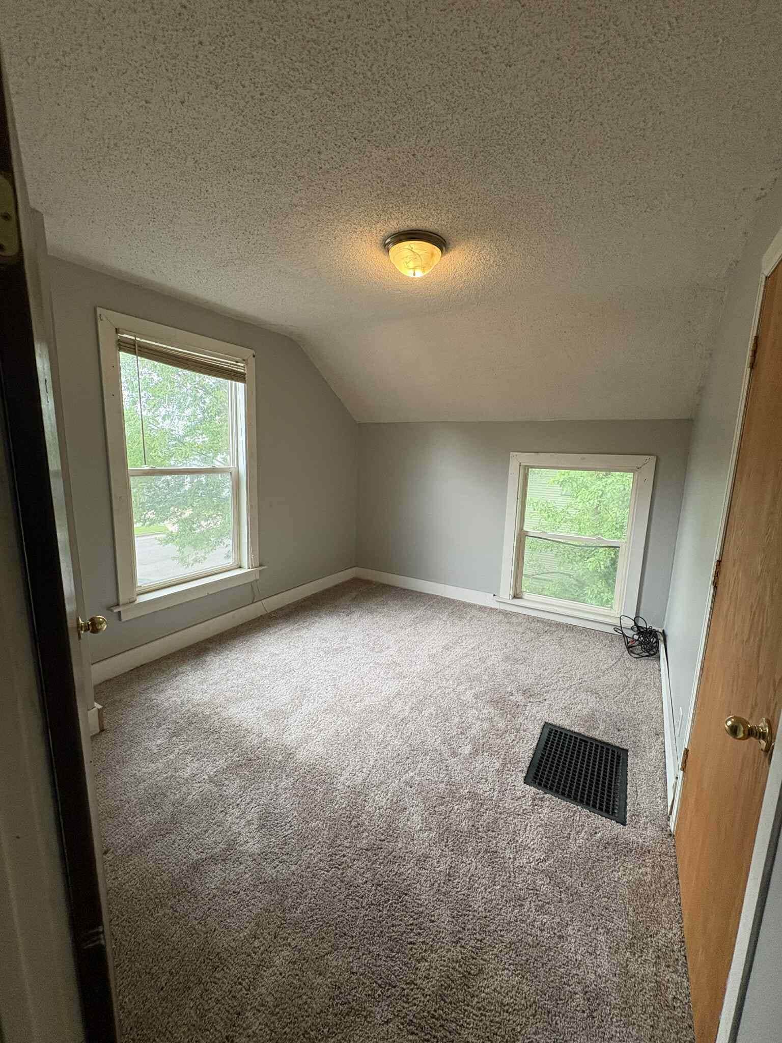 Building Photo - 945 W 9th St