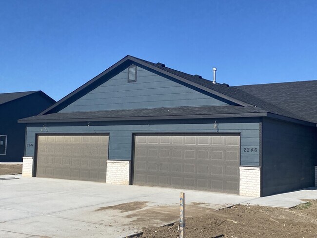 Building Photo - 2242 E Cheyenne Ct