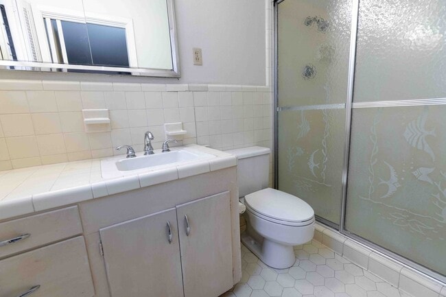 Building Photo - Charming 2 bedroom/2 bathroom Downstairs Unit