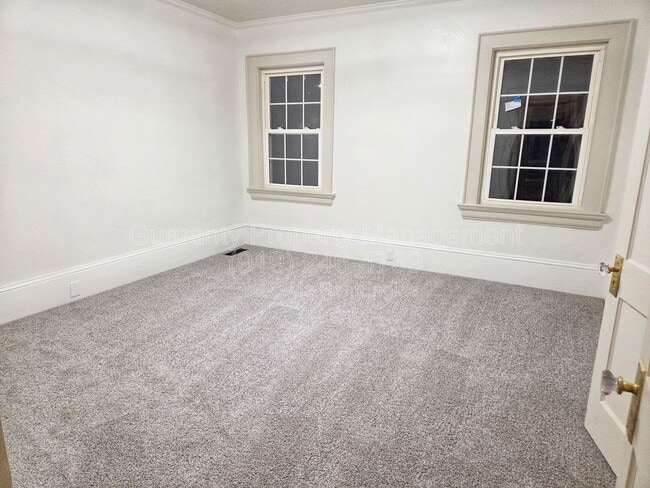 Building Photo - 907 Hines St W