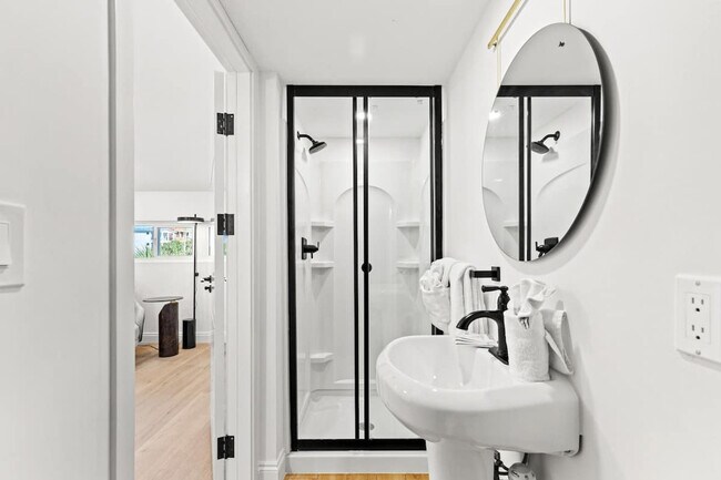 Building Photo - 8115 Thomas Dr