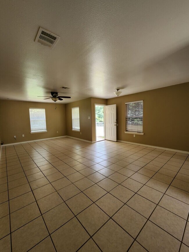 Building Photo - 3 bedroom 2 bath brick home