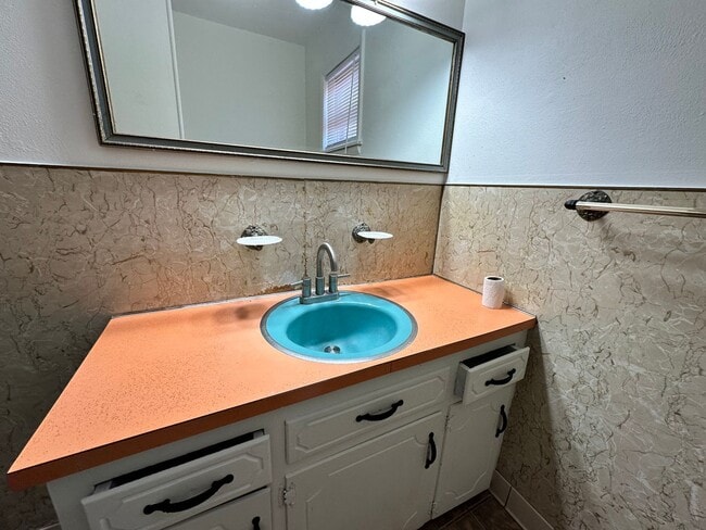 Building Photo - 3 Bed 2.5 bath house in OKC