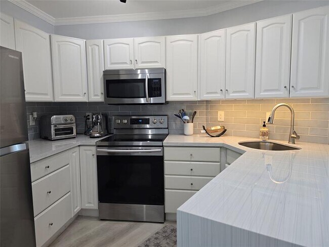 Building Photo - 900 River Reach Dr