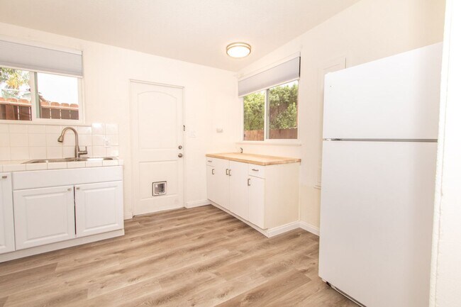 Building Photo - Refreshed 2 Bed/1 Bath in the Heart of Pacific Beach- Close to the Beach + Bay! REDUCED DEPOSIT $...