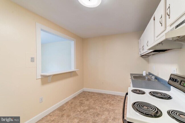 Building Photo - 9705 Kings Crown Ct
