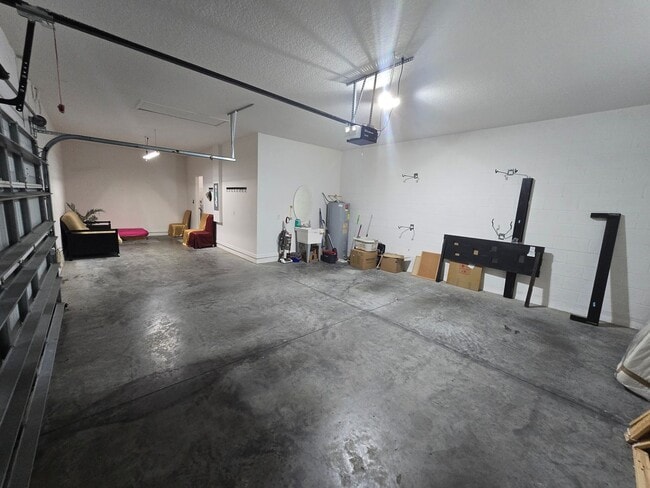 Building Photo - Luxurious Single-Family Home in Secluded Mount Dora Community