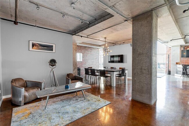Building Photo - 2000 Bagby St