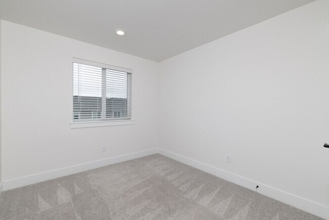 Building Photo - 20869 SE Denver Dr