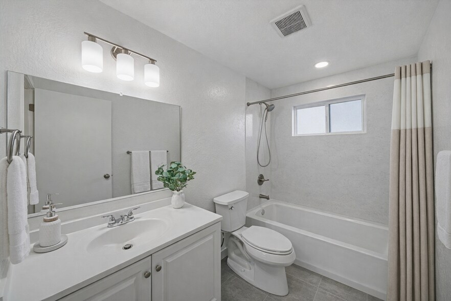 Building Photo - 1731 Ross Cir