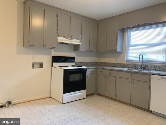 Building Photo - 1815 Meadow Dr