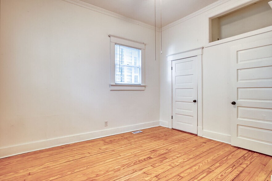 Building Photo - 301 W 32nd St