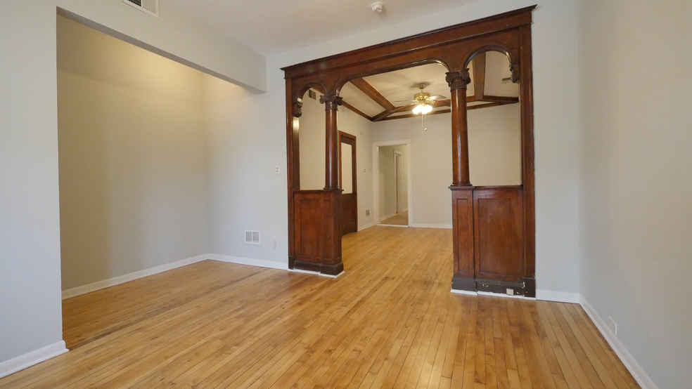 Building Photo - 1422 N Maplewood Ave