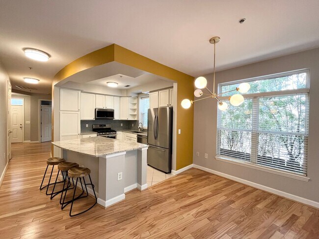 Building Photo - Spacious 2BD, 2BA Condo in a Prime Locatio...