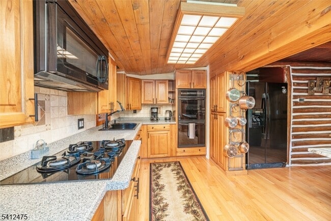 Building Photo - 121 Bearfort Rd