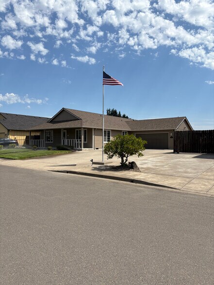 Primary Photo - 60 Village Dr
