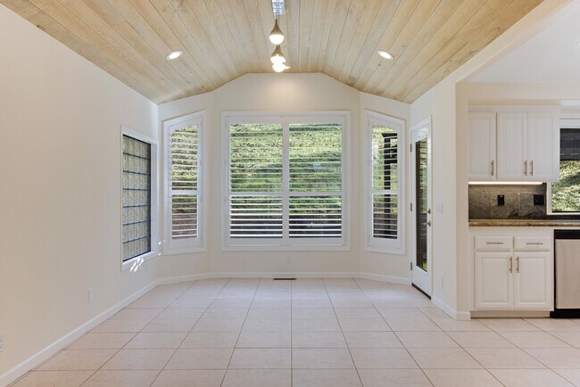 Building Photo - 9168 Eastside Rd