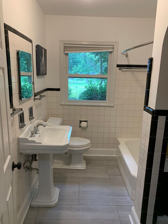 Building Photo - Lovely home in the Haymount Area - Available 4/15/2026