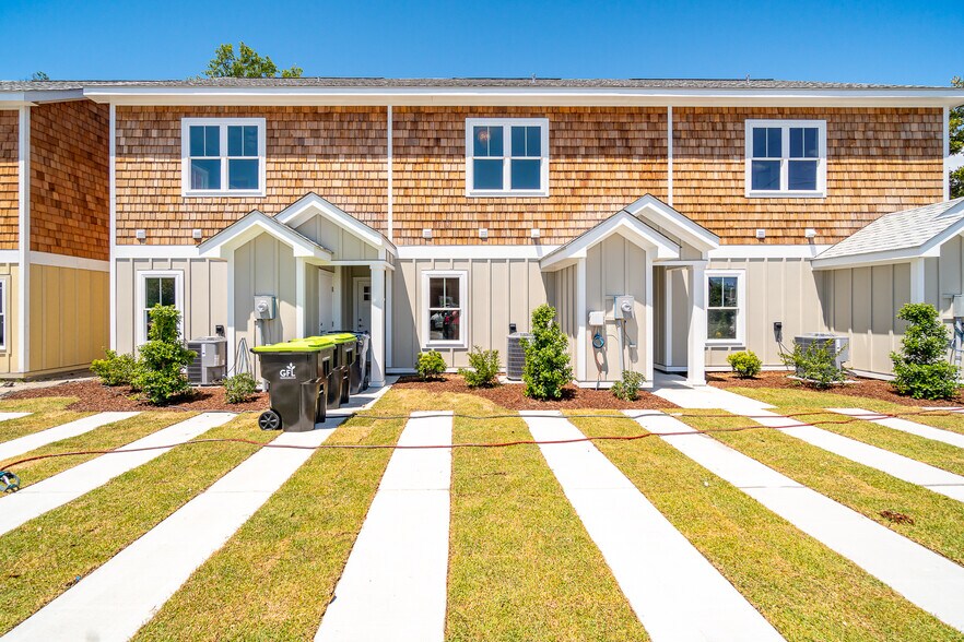 Brand new beach cottage! Public beach access at end of the street (4 min walk)! Rear entrance has 2 private parking spaces. - 103 S 13th St