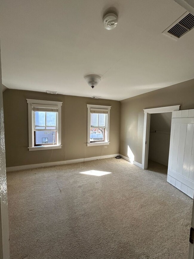 Building Photo - Beautiful, Large 4 Bedroom 1.5 Bath Home in Lancaster with Yard!