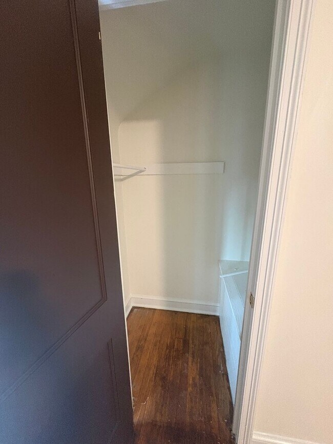 Building Photo - Available Now 2-story. 2 BR w/ Bonus Room