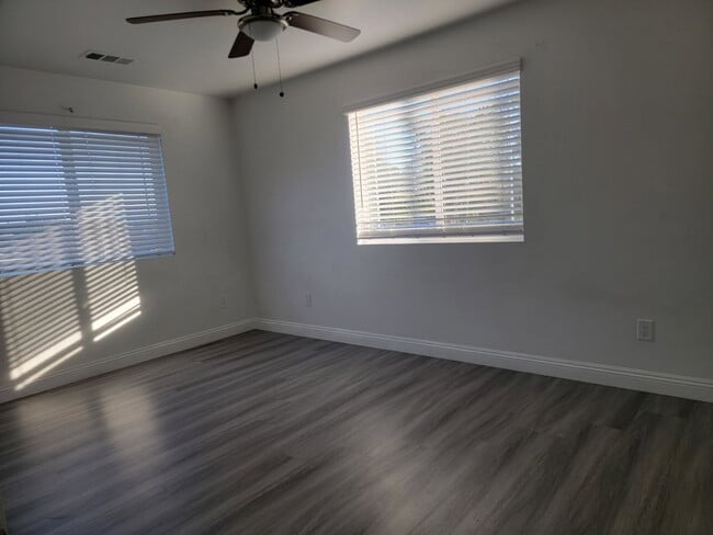 Building Photo - New Gas Range & Refrigerator.  Spacious rooms, private yard and RV parking.  Must see - Won't las...