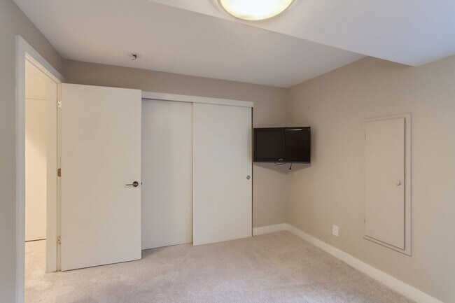 Building Photo - Modern 4-Bedroom Home with Designer Finish...