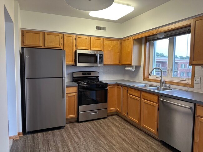 Building Photo - 5340 N Lowell Ave