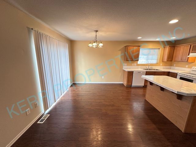 Building Photo - Spacious 4-Bed Home with 2.5 Baths in Troutdale – Your Perfect Retreat Awaits!
