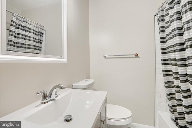 Building Photo - 6905 Bank St