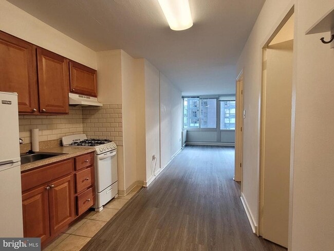 Building Photo - 604 S Washington Square