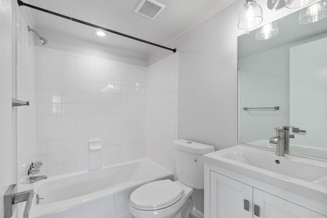 Building Photo - Fairwinds. Renovated and Updated. Spacious 2 bed 2 bath ground level condo in Annapolis!
