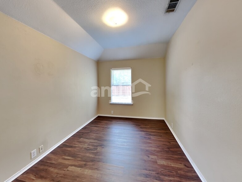 Building Photo - 132 Julian Dr