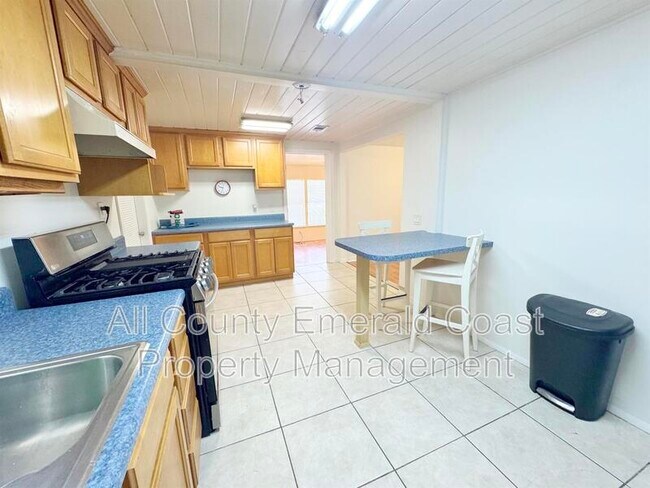 Building Photo - 733 Beach Dr