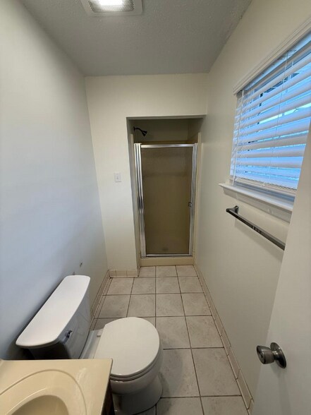 Building Photo - 8912 Bayview Dr