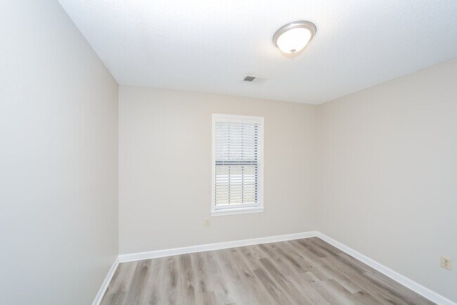 Building Photo - 7130 Larkfield Rd