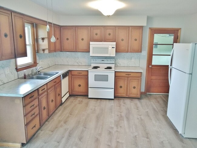 Building Photo - 2 Bed / 1-1/2 Bath Single Family Home