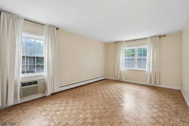 Building Photo - 135 S Maple Ave