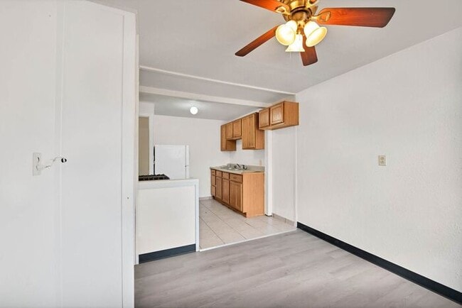 Building Photo - Bright Downtown Studio Apartment
