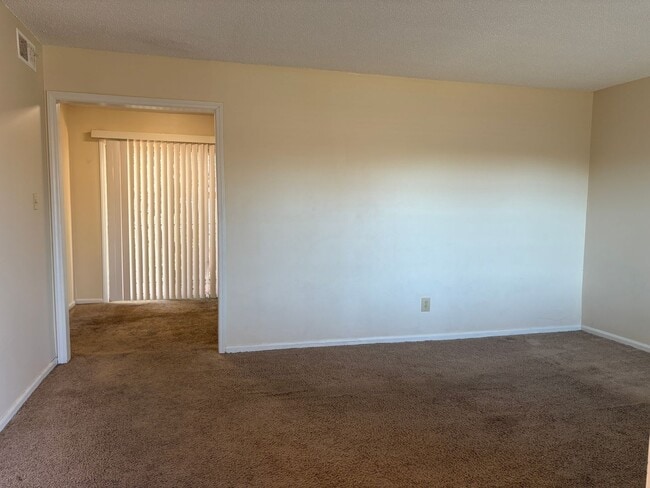 Building Photo - 1 Bedroom, 1 Bathroom Condo in High Point!