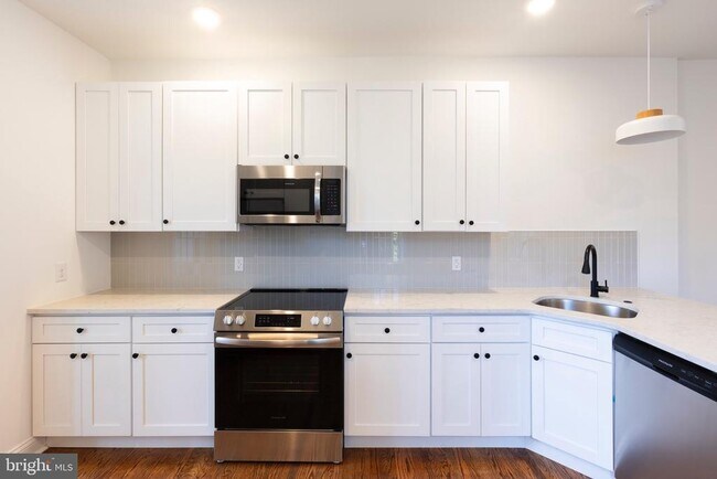 Building Photo - 5510 Larchwood Ave