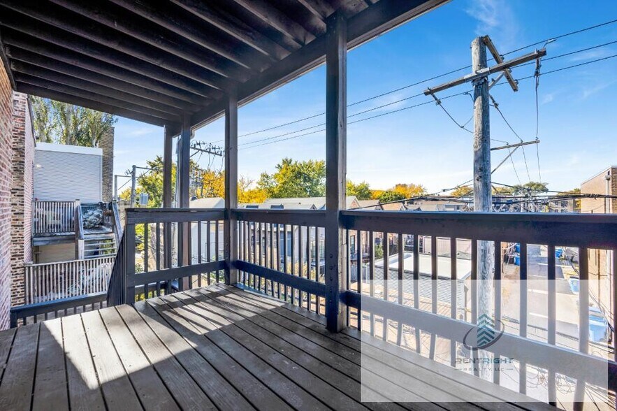 Building Photo - 944 N Damen Ave