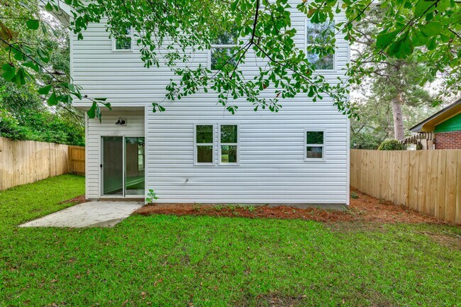 Building Photo - Pre-Leasing for the 26-27 School Year! Unbeatable Location