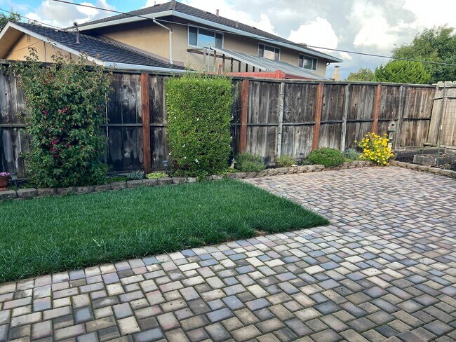 Building Photo - South Salinas Monterey Park Home