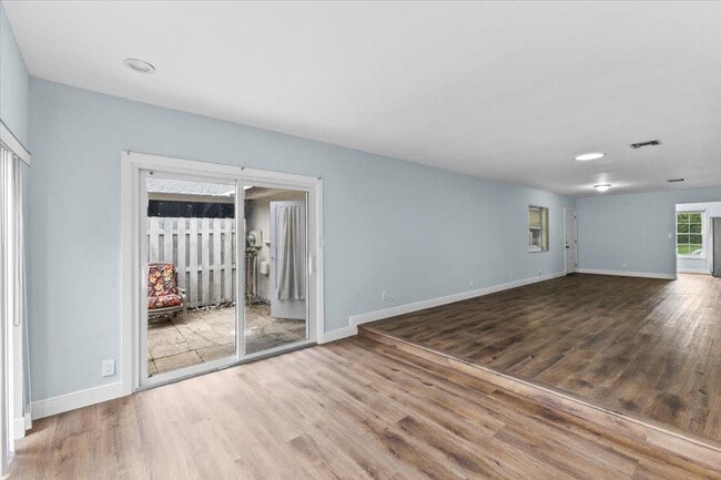 Building Photo - 503 SE 5th Cir