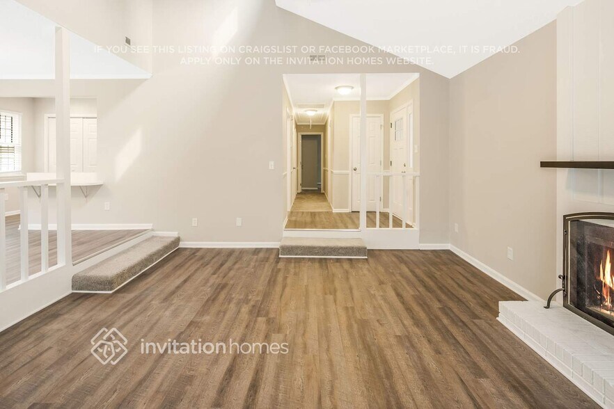 Building Photo - 10210 Camelback Cir