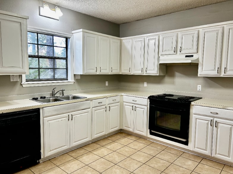 Building Photo - 905 Cherokee St