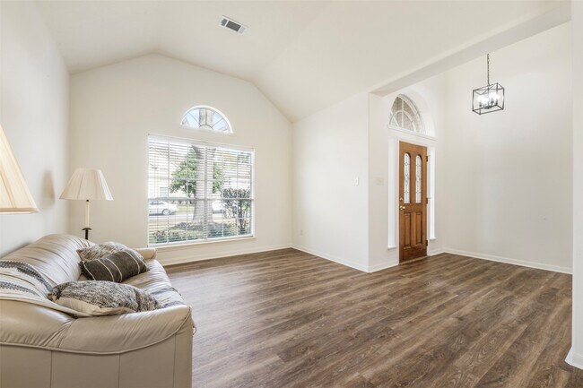 Building Photo - 9211 Memorial Hills Dr